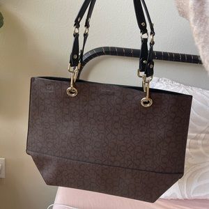 Calvin Klein
Signature Reversible Tote With Pouch